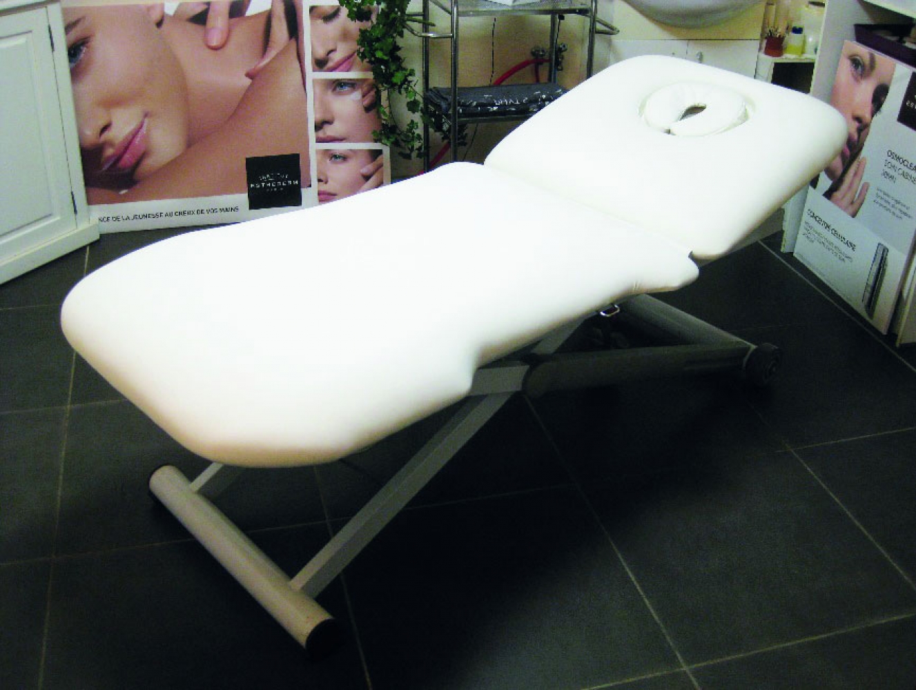 Rivestimento di un lettino per massaggi