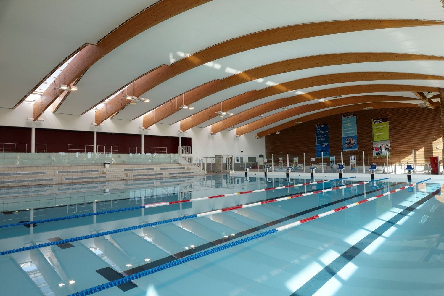 Akoestisch plafond van zwembad 'Les Vagues' in Meyzieu