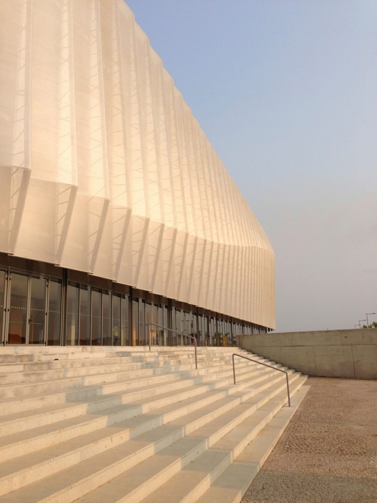 Gevel van het sportcentrum in Luanda