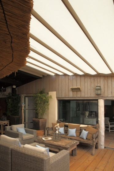 Zewnętrzne osłony przeciwsłoneczne restauracji Le Prao w Sainte-Maxime