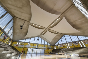 Sufit akustyczny pałacu sportów w Fano